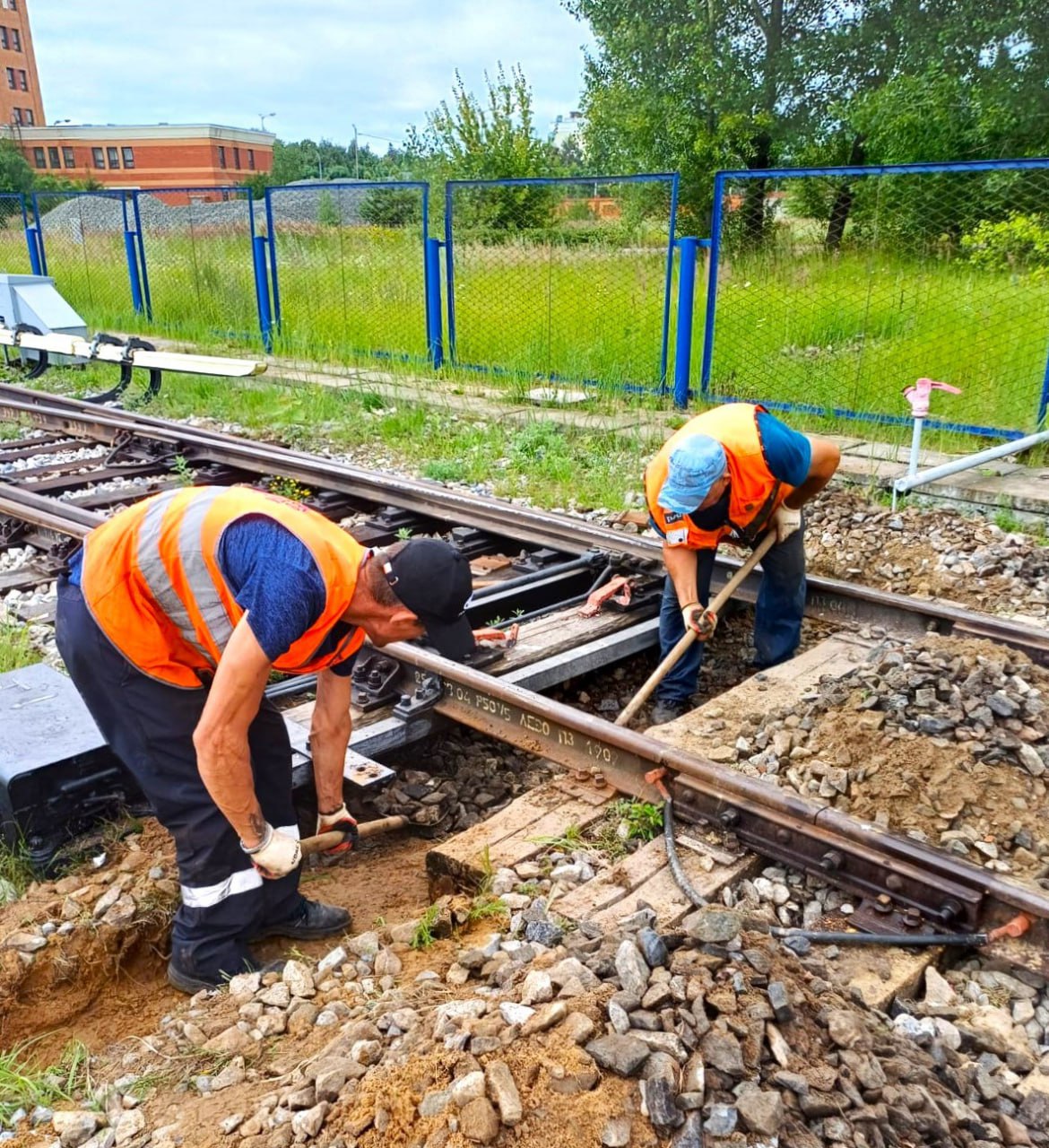 Казанский метрополитен усилил работы по промывке тоннелей и ремонту станций В Казанском метро завершились масштабные работы по промывке тоннелей и станций. За последние две недели специалисты службы путевого хозяйства МУП «Метроэлектротранс» промыли более 7,5 километров тоннелей и очистили тысячи квадратных метров путевых стен. Работы проходили преимущественно ночью, чтобы не мешать движению поездов. Тоннелемоечный агрегат очистил 2 660 метров тоннелей между станциями «Авиастроительная» и «Яшьлек» по 2-му главному пути. Ещё 4 300 квадратных метров стен и лотков специалисты промыли вручную на станциях «Северный вокзал», «Аметьево» и «Горки». Также вручную очищено 600 метров тоннеля на перегоне «Яшьлек» – «Козья Слобода». Помимо этого, за две недели работники службы отремонтировали 28 дверей на станциях, заменили 104 напольные и настенные плитки на пандусах для маломобильных пассажиров и обновили 240 метров желтых предупредительных полос на станции «Козья Слобода». -24 Отправить новость