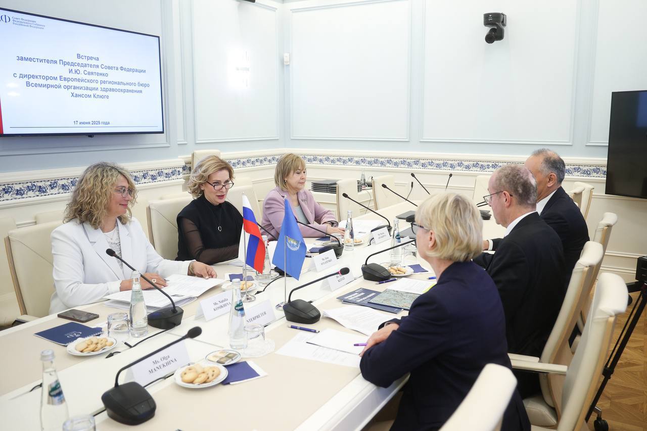 Состоялась встреча заместителя Председателя Совета Федерации России Инны Святенко с директором Европейского регионального бюро Всемирной организации здравоохранения ВОЗ Хансом Клюге. Стороны обсудили укрепление сотрудничества между Европейским региональным бюро ВОЗ, Советом Федерации и Межпарламентской Ассамблеей СНГ, а также возможности совместной работы в рамках приоритетов Года охраны здоровья, который будет объявлен в Содружестве Независимых Государств в 2026 году. В центре диалога находились федеральные законы, касающиеся охраны здоровья граждан, а также разработка модельных законов и рекомендаций на площадке МПА СНГ: • «О донорстве крови и ее компонентов», • «О радиационной безопасности в медицине», • «О защите населения от воздействия окружающего табачного дыма и последствий потребления табачной и иной никотиносодержащей продукции», • «О маркетинге продуктов питания для детей».