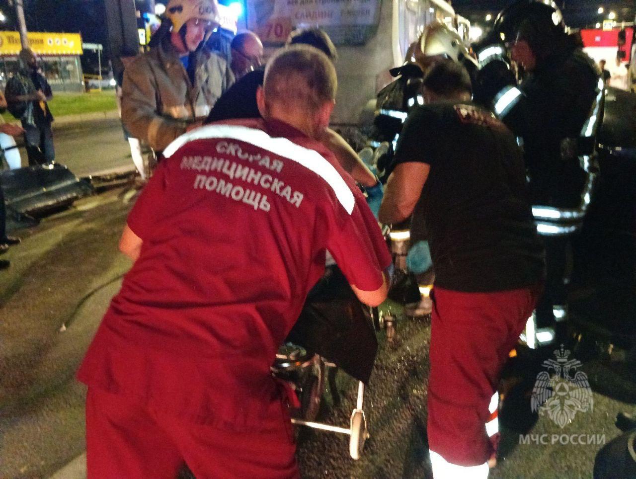Жесткое ДТП с участием трёх легковушек и автобуса произошло на пересечении улиц Воровского и Производственной. Водителя Mercedes пришлось вырезать из покорёженного салона специнструментом – мужчина получил травмы и был госпитализирован.  Спасатели оперативно ликвидировали возгорание в двигателе истрепанного авто. На месте работали 7 сотрудников МЧС – сейчас выясняются причины аварии.
