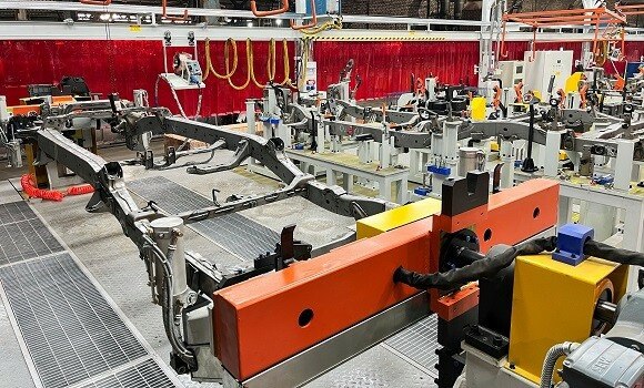 УАЗ начал выпускать рамы для пикапов Sollers ST6 и ST8 Группа СОЛЛЕРС локализовала производство рам для линейки пикапов Sollers ST6 и ST8 на мощностях дочернего предприятия Ульяновского автозавода — ООО «УАЗ-Штамповочное производство». Первая пилотная партия компонентов успешно выпущена на новой производственной линии, созданной в рамках инвестпроекта. Проектная мощность линии — до 10,5 тысяч рам в год. «Запуск собственного производства рам для пикапов Sollers гарантирует нам стабильное качество критически важного компонента автомобиля, повышение гибкости производства и существенное сокращение логистических издержек и рисков, связанных с внешними поставками», — отметил генеральный директор ООО «УАЗ» Алексей Спирин. Производственная линия оснащена современным ... Читать далее: - подпишись Кстати, а вы хотите чтобы на этом канале появились новости о вашей компании? Это бесплатно! Подробнее здесь: