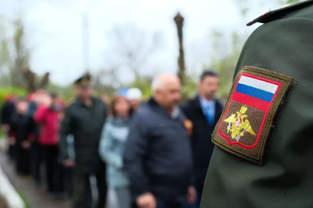 Пленарная неделя началась с принятия новых мер поддержки участников СВО Первое чтение прошёл законопроект который освобождает от обязательств по просроченным кредитам участников СВО заключивших контракт о прохождении военной службы с 1 мая 2026 года и их супругов если имеется вступившее в силу до этой даты решение суда о взыскании задолженности а также когда в целях исполнения указанных обязательств должника выдан исполнительный документ или он уже предъявлен к исполнению Размер долга в совокупности не должен превышать 10 млн рублей Также Госдума окончательно приняла закон о продлении сроков договоров аренды и безвозмездного пользования земельными участками для участников СВО Норма сохранит за ними право на земельные участки которыми бойцы владели по договорам аренды или безвозмездного пользования до ухода на фронт Речь идет об участках находящихся в государственной или муниципальной собственности Одобрен закон представляющий право одному из родителей военнослужащего являющегося инвалидом I или II группы продолжающего военную службу и не состоящего в браке на предоставление ежегодного отпуска одновременно с таким военнослужащим Также такое право будет предоставлено детям военнослужащих инвалидов ЕдинаяРоссия Астрахань депутатАюпов ЕР30 Госдума