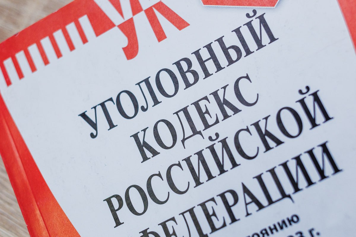 Задержан начальник магнитогорского УМВД Константин Козицын Сегодня сотрудниками УФСБ России по Челябинской области задержан начальник УМВД России по г Магнитогорску Челябинской области полковник полиции Константин Козицын Как стало известно нашему изданию из собственных источников высокопоставленный сотрудник органов внутренних дел подозревается в совершении преступления предусмотренного ч 1 ст 283 УК России Константин Козицын разгласил сведения составляющие государственную тайну лицу из коммерческой организации не имеющему соответствующего допуска чьи интересы лоббировал используя свое должностное положение Полковник полиции Константин Козицын известен своими связями среди высокопоставленных чиновников и VIP персон из коммерческой среды в частности неоднократно был замечен в компании бизнесмена Константина Струкова в том числе на территории одного из охотхозяйств Чернореченское в Пластовском муниципальном округе Челябинской области принадлежащего последнему По месту жительства и службы полковника полиции начальника Магнитогорского УМВД проведены следственно оперативные мероприятия в том числе обыски eugenejut