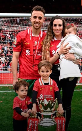 Сыновья Диогу Жоты выйдут на поле перед матчем Ливерпуль Вулверхэмптон Перед матчем Ливерпуль Вулверхэмптон на поле выйдут сыновья Диогу Жоты Это будет первая встреча двух бывших клубов Жоты после его трагической гибели В Вулверхэмптоне он провёл 131 матч забил 44 гола и сделал 19 результативных передач В Ливерпуле сыграл 182 матча забил 65 мячей и отдал 26 ассистов ruoxuaz ДиогуЖотa Вулверхэмптоне Ливерпуль   Новости Азербайджана Написать нам