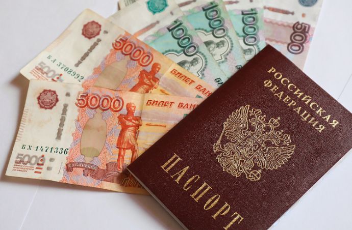 Приморцы могут подать заявление на смену страховщика пенсионных накоплений до 1 декабря Жители региона могут самостоятельно выбрать страховщика для управления своими пенсионными накоплениями Социальный фонд России или негосударственный пенсионный фонд При этом важно учесть что переводить средства без потери инвестиционного дохода можно не чаще одного раза в пять лет Так заявление на смену страховщика подаётся не позднее 1 декабря на портале Госуслуг при наличии усиленной квалифицированной электронной подписи или при личном посещении клиентской службы отделения Социального фонда России по Приморскому краю Иные способы подачи заявления законодательством не предусмотрены Для перевода пенсионных накоплений в негосударственный пенсионный фонд нужно предварительно заключить договор об обязательном пенсионном страховании с выбранным фондом в год подачи заявления Отменить своё решение о переводе средств ранее выбранному страховщику можно до 31 декабря подав соответствующее уведомление Заявления о досрочном переходе из фонда в фонд будут рассмотрены в срок до 1 марта следующего года передача средств будет осуществлена до конца марта Результат рассмотрения заявления приморцы могут самостоятельно уточнить после 1 апреля следующего года сформировав выписку из индивидуального лицевого счета на портале Госуслуг или посетив лично нашу клиентскую службу пояснила руководитель отделения СФР по Приморскому краю Александра Вовченко Пенсионные накопления формируются у работающих граждан 1967 года рождения и моложе у всех участников программы государственного софинансирования и у тех кто направил материнский капитал на накопительную пенсию Также пенсионные накопления есть у работающих мужчин 1953 1966 года рождения и у женщин 1957 1966 года если работодатели уплачивали страховые взносы на накопительную пенсию с 2002 по 2004 годы Жители Приморского края могут уточнить какой страховщик в настоящее время управляет их пенсионными накоплениями заказав на портале Госуслуг выписку о состоянии индивидуального лицевого счёта где будет указан год перевода средств новому страховщику С начала 2025 года приморцы подали 4 785 заявлений о переводе средств накоплений из фонда в фонд Справочно Информацию по всем вопросам касающимся мер социальной поддержки можно получить по телефону Единого контакт центра 8 800 1 00000 1