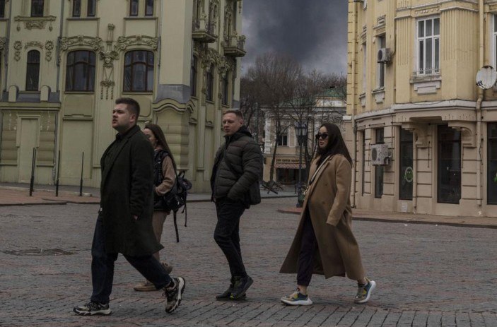 Под Одессой сменили названия улиц, носивших имена украинских националистов, сообщает "Историческая правда". Улица имени главкома УПА запрещена в РФ Романа Шухевича в селе Санжейка теперь будет называться Виноградной. Улицы, носящие имена деятелей Украинской народной республики Ивана Липы и Всеволода Змиенко в селах Дальник и Роксоланы получат имена Тихой и Дружбы.