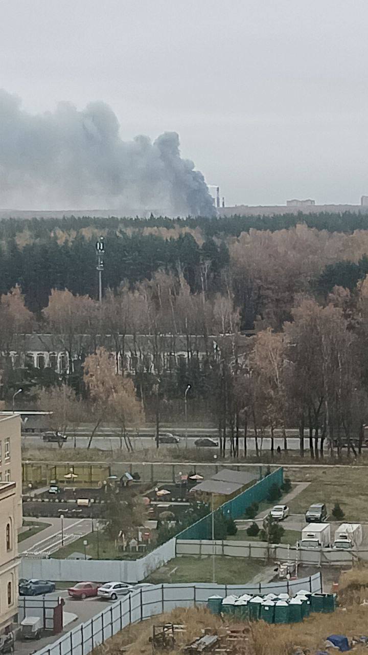 Пожар произошёл на заводе по производству пластиковых окон в Подольске   Огонь охватил помещение и кровлю на площади 1400 квадратных метров.  МЧС работают на месте.