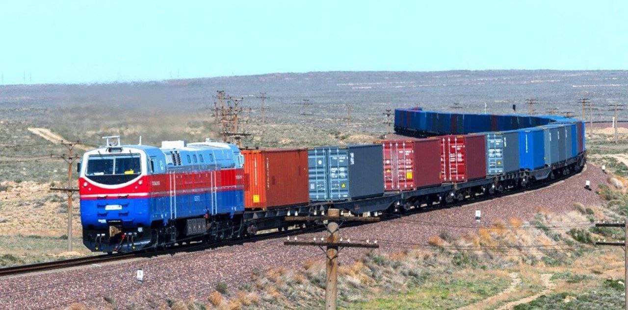 Объем контейнерного транзита через Казахстан по ТМТМ вырос на 15 за год Контейнерный ж д транзит по Транскаспийскому международному транспортному маршруту за 2025 год достиг 36 тысяч TEU сообщили Казахстанские железные дороги Это на 4 7 тысячи TEU или на 15 больше чем за 2024 год ℹ Ранее LogiStan писал о том что объем контейнерных перевозок между Казахстаном и Китаем за последние 10 лет увеличился в 5 раз до 1 4 млн TEU Читайте также Контейнерный ж д транзит из России через Казахстан вырос на 41 Logistan info Логистика Железные дороги