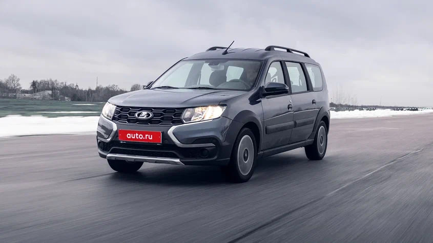 АвтоВАЗ проверит данные о массовых поломках Lada Largus Ранее в понедельник телеграм канал Mash опубликовал пост в котором сообщалось о множестве жалоб владельцев на качество Lada Largus В частности речь шла о снижении ресурса отдельных узлов проблемах с двигателем и коробкой передач в целом а также о сбоях в электронике Последнее источник связал с применением упрощённого блока управления На АвтоВАЗе сообщили что намерены проверить данные и уже обратились в дилерские центры И уточнили что с 2024 года когда возобновилось производство модели было собрано 59 тысяч машин Собственная статистика показывает что число обращений в связи с неисправностями ЭБУ не превышает 0 001 от всех реализованных автомобилей Журнал Авто ру online