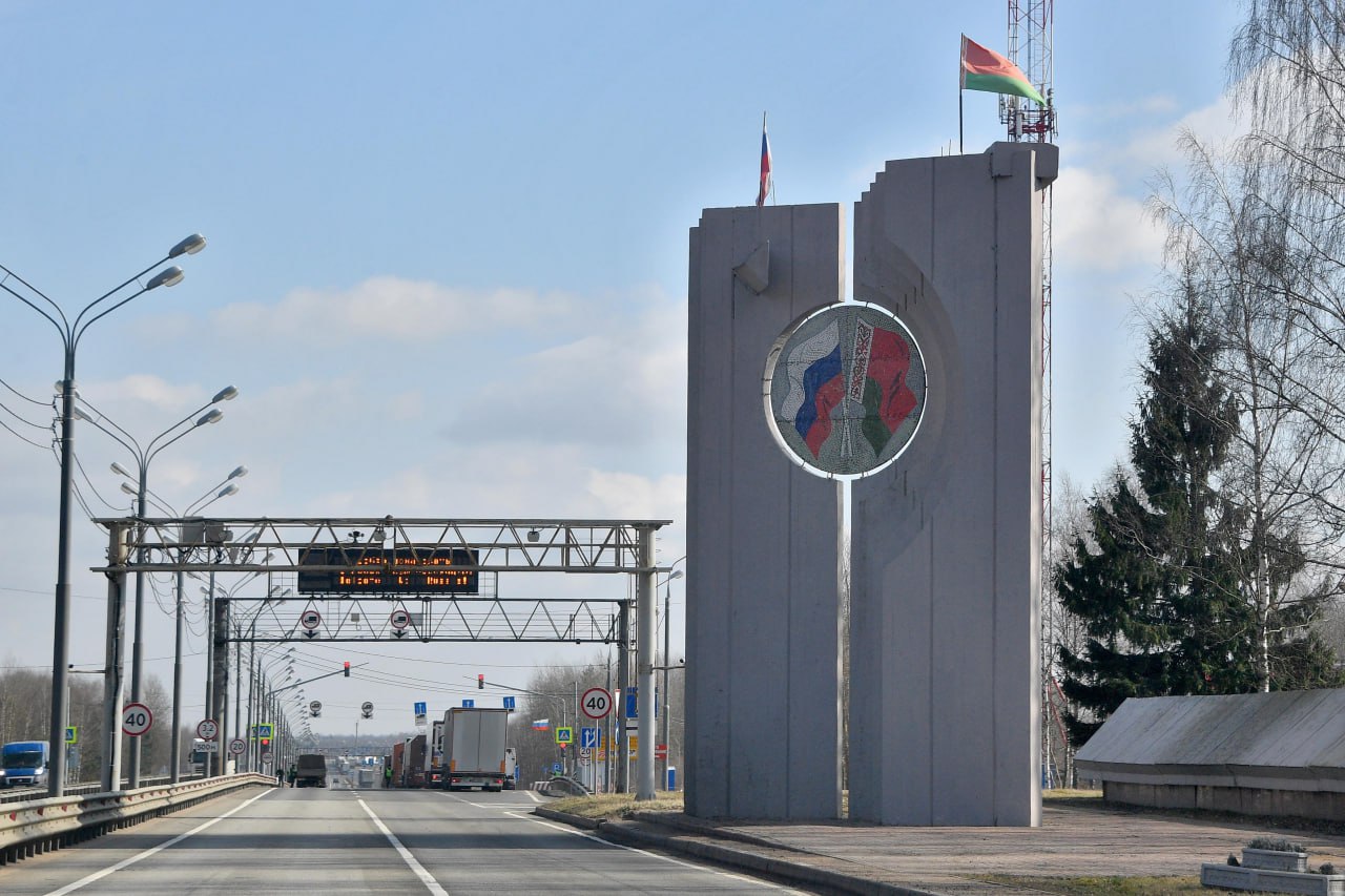 Соглашение между Беларусью и Россией о взаимном признании виз вступит в силу в середине января 2025 года.    Это очень важно, так как соглашение дает возможности для пересечения нашей сухопутной границы гражданами третьих стран, в первую очередь это касается автомобильных перевозок, в том числе грузовых — отметил российский вице-премьер.