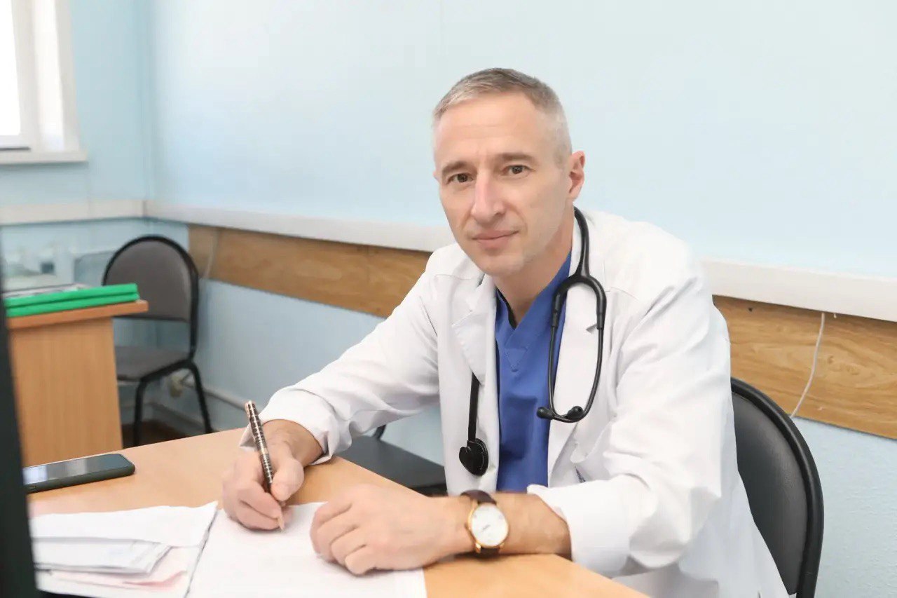 Путин присвоил звание заслуженного врача России хирургу из Иркутска Речь идет о хирурге Иркутской областной клинической больницы и преподавателе Иркутского государственного медицинского университета Александре Панасюке При его непосредственном участии в отделении неотложной хирургии были внедрены современные технологии что позволило сократить сроки госпитализации и снизить количество послеоперационных осложнений Как отметил губернатор Игорь Кобзев в своем тг канале врач разработал и запатентовал новый способ гемостаза селезёнки стал одним из авторов методики этапных операций для тяжёлых пациентов с травмами живота Ежегодно Панасюк выполняет около 230 операций различной сложности это порядка 15 от общего объёма отделения Помимо практики он работает доцентом медуниверситета обучает молодых хирургов и является автором 27 научных работ и патентов поздравляем kobzevii Читайте IrCity в MAX