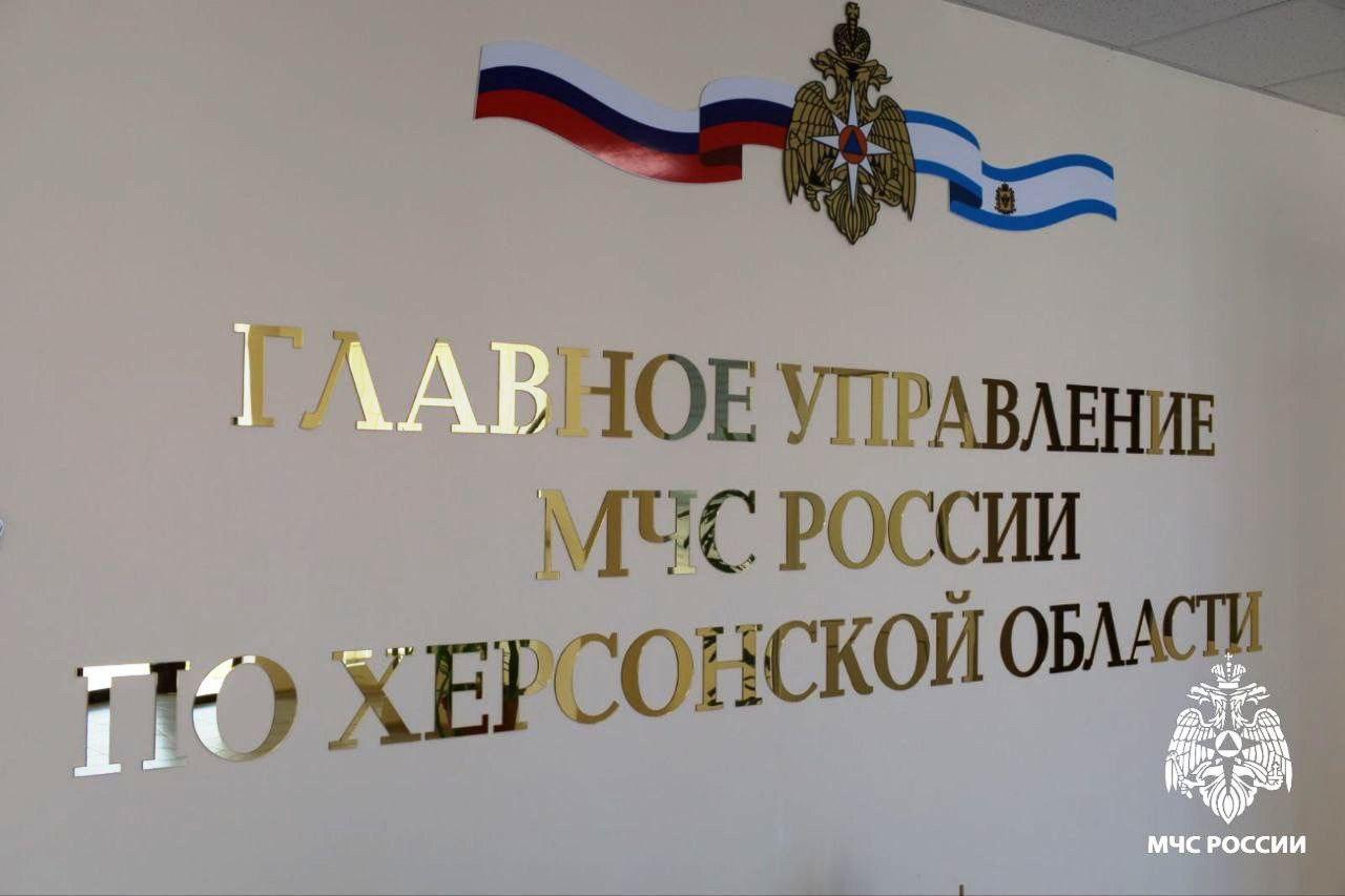 Оперативная информация по Херсонской области за прошедшую неделю В Главном управлении МЧС России по Херсонской области подведены итоги недели с 30 июня по 6 июля. Пожарно-спасательные подразделения реагировали на 15 техногенных пожаров. Погибших и пострадавших нет. Также были ликвидированы 43 ландшафтных пожара общей площадью более чем 6 гектаров. Самые большие возгорания произошли на территориях Чаплинского, Скадовского и Голопристанского муниципальных округов. Спасатели привлекались к проведению аварийно-спасательных работ в ходе ликвидации ДТП 3 раза. Всего пострадали 6 человек. Помощь населению оказывалась 5 раз. Информация о попадании взрывоопасных предметов поступала 37 раз. На водных объектах происшествий не зарегистрировано. МЧС России напоминает: не сжигай сухую траву, не бросай горящие спички и окурки, не разводи костры в лесу и вблизи природных массивов!