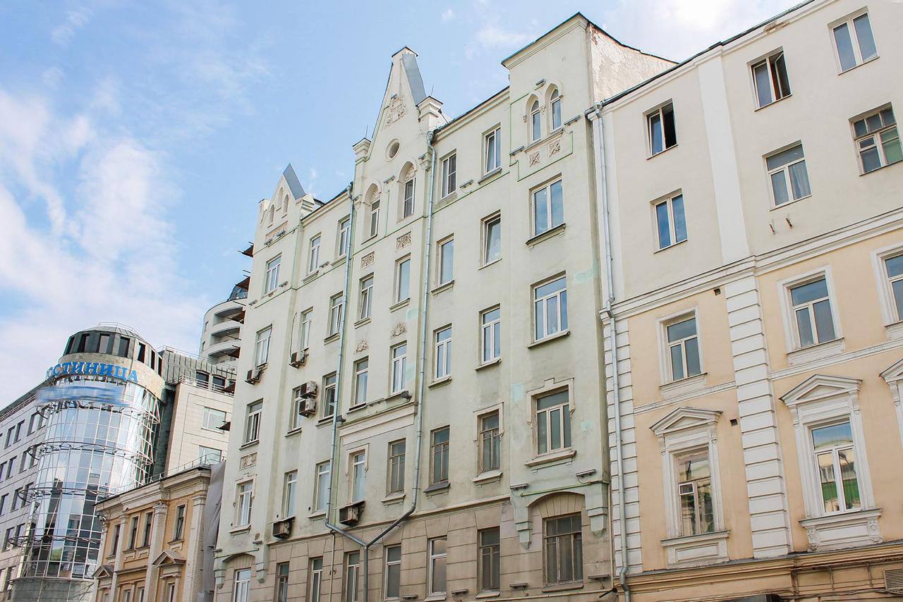 10 домов в стиле эклектики капитально отремонтируют в Москве. Это архитектурное направление, популярное в XIX веке, отличается разнообразием и сложностью форм, поэтому специалисты особое внимание уделят декоративным элементам. Также они обновят фасады, инженерные системы, крыши, лестницы и подъезды. Так, приведут в порядок дома на улицах Воронцово Поле, Новослободской, в Большом Факельном переулке.