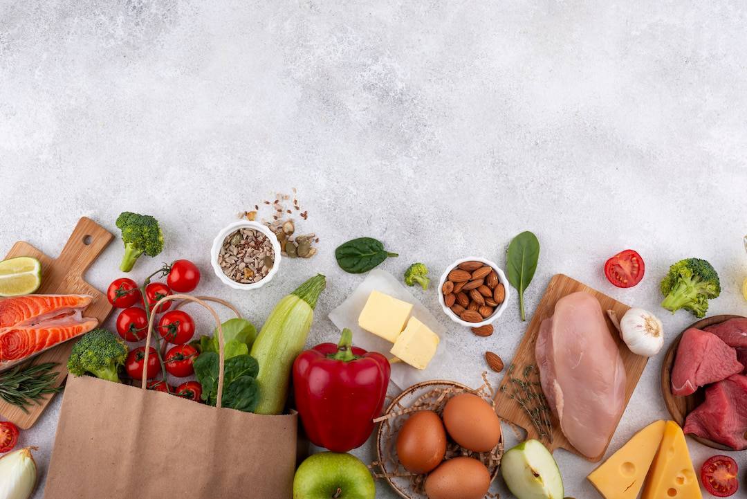 В РФ минимальная продуктовая корзина за месяц подешевела на 1 8 С начала года стоимость снизилась на 0 2 Сегодня минимальный набор продуктов на человека обойдется в среднем в 7 171 5 рублей В расчеты вошли 33 наименования продуктов Основной вклад в удешевление корзины внесли овощи