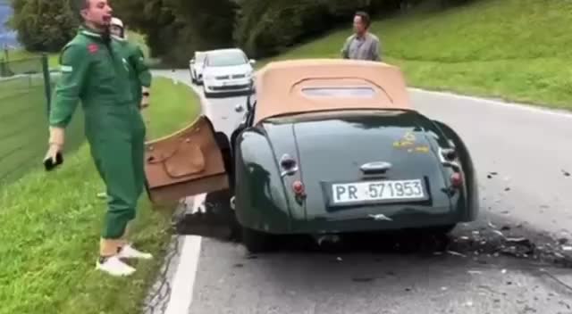 Женщина на телефоне врезалась в редкий Jaguar XK120