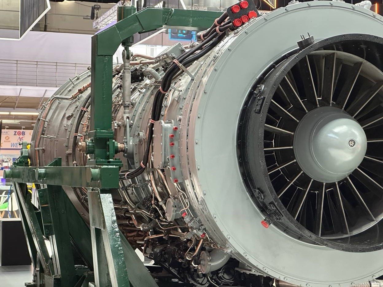 ОДК ГК Ростех предложила Венесуэле решения для модернизации нефтегазовой отрасли ГК Ростех представила новые технологические решения для развития нефтегазовой отрасли Венесуэлы на полях первого в истории двух стран бизнесфорума Россия и Венесуэла стратегические партнеры в Каракасе Компания ОДК Инжиниринг готова расширить поставки российской продукции включая современные установки на основе газотурбинных двигателей Новое оборудование планируется применять на объектах газотранспортной сети и энергетической инфраструктуры Венесуэлы ОДК предлагает комплексные решения для модернизации энергетического и газоперекачивающего оборудования способные удовлетворить потребности зарубежных партнеров отметил генеральный директор ОДК Инжиниринг Андрей Воробьев ОДК зарекомендовала себя после успешных энергетических проектов в Казахстане Аргентине и других странах Компания имеет опыт поставок оборудования мощностью от 2 5 до 118 МВт а предложения для Венесуэлы подготовлены в рамках меморандума 2023 года с госкомпанией Петролеос де Венесуэла и нацелены на обновление парка и технологического суверенитета страны Подписывайся на Голос страны в МАХ