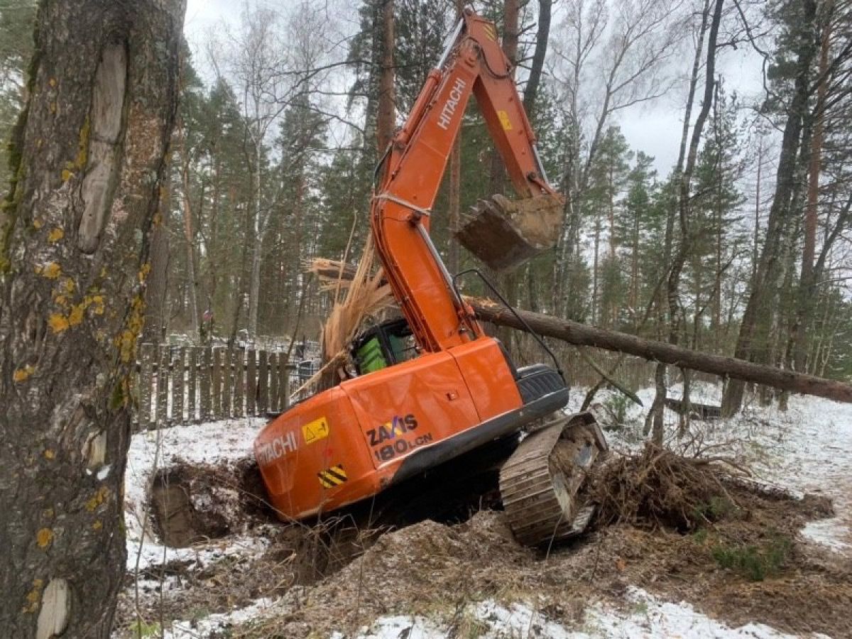 Во Владимирской области водитель экскаватора, решивший "съездить за алкоголем", попал под следствие    35-летний житель Ковровского района, находясь в нетрезвом состоянии и не имея водительских прав, угнал экскаватор, принадлежащий местному предприятию. Он врезался в дерево и скрылся с места ДТП. В отношении него возбуждено уголовное дело.  ↗  Прислать новость   Подписаться