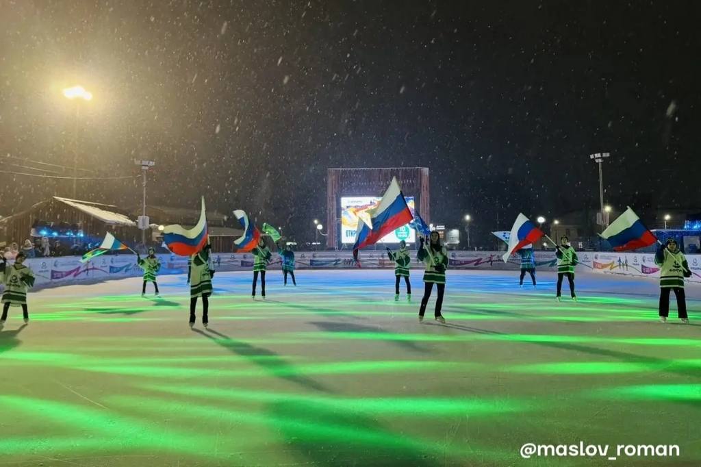 В Череповце на площади Химиков заработал каток Каток Зимняя сказка будет работать каждый день с 10 до 21 30 продолжительность сеанса час За один сеанс на лед могут выйти до 80 человек Проект стал возможен благодаря компании ФосАгро продемонстрировавшей высокий уровень социальной ответственности Компания построила ледовую арену работающую при температуре до 10 заявил глава города Роман Маслов Вход на каток по бесплатным билетам их можно забронировать На сайте есть информация о правилах посещения и условиях проката инвентаря Площадь катка 780 квадратных метров Впервые он заработал в декабре 2023 года