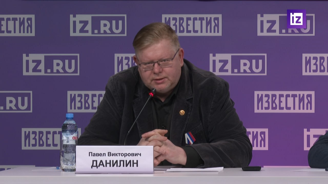 «Россия за 11 лет сделала в Крыму больше, чем Украина за все годы, пока полуостров находился под её управлением»  Павел Данилин, доцент Финансового университета при Правительстве РФ, директор Центра политического анализа, член Общественной палаты города Москвы:  —  В 2014 году произошло историческое событие, и началась битва России за суверенитет на международной арене, в которой, как показало время, наша страна одерживает победу. Хотя борьба продолжается, она для нашей страны означает стремление к сохранению культуры, самобытности русского языка и способности многонационального народа России самостоятельно определять своё будущее.   Историческое решение протянуть руку помощи нашим соотечественникам в Крыму и вернуть его в родную гавань стало переломным моментом в развитии России на современном этапе. Когда Россия вернулась в Крым, стало очевидно, что с момента распада СССР так называемой украинской властью практически ничего не было сделано. Всё ветшало и умирало.   Россия за 11 лет сделала в Крыму больше, чем Украина за все годы, пока полуостров находился под её управлением.  Прекрасным примером этого украинского руководства является так называемая «школа четырех президентов». В Симферополе, в районе «Фонтаны», где компактно проживает крымское население, эту школу строили с 1991 года. Каждый новый президент — сначала Кравчук, потом Кучма, затем Ющенко и Янукович — обещали её построить. А в итоге, школу построил Владимир Владимирович Путин.   Благодаря России в Крыму появилась новая инфраструктура: дороги, Крымский мост, связавший полуостров с материком, вдохнувший новую жизнь в бизнес-проекты. Туристический сектор в Симферополе пополнился прекрасным международным аэропортом имени Айвазовского. Восстановлен знаменитый «Артек», символ счастливого детства тысяч советских, а теперь российских детей. Построены и модернизированы десятки школ.    Специальная военная операция России по защите соотечественников стала логичным продолжением борьбы за суверенитет и улучшение жизни людей, начатой в 2014 году. Благодаря возвращению Крыма успешно сформирован новый центр мировой силы и развития. Россия стала идеологическим лидером многополярного мира, и первый шаг к этому был сделан в момент возвращения Крыма.     Круглый стол «Воссоединение Крыма и России: 11 лет новой жизни»