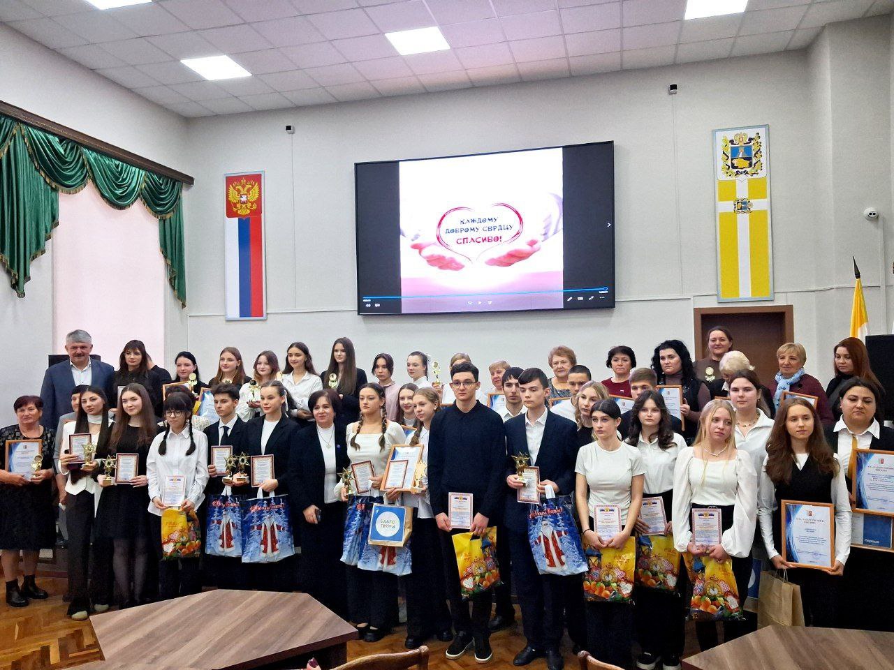 Неравнодушные и добрые сердца На торжественном мероприятии в администрации Андроповского округа чествовали наиболее активных волонтёров и вручали им заслуженные награды Об этом рассказал свежий номер газеты Призыв В наших населённых пунктах действует по настоящему сплочённое волонтёрское сообщество которое объединяет неравнодушных людей разного возраста социального положения профессий Они спешат первыми прийти на помощь В своём выступлении глава округа Н А Бобрышева отметила общие добрые дела волонтёров за последние годы Во время пандемии коронавирусной инфекции они помогали ветеранам инвалидам семьям с детьми медработникам Когда началась спецоперация занялись сбором и доставкой гуманитарного груза российским военнослужащим При этом на местах организовали пункты плетения маскировочных сетей изготовления продуктов питания окопных свечей и другого необходимого бойцам В ходе торжества была награждена большая группа добровольцы округа за большой личный вклад в благотворительную помощь