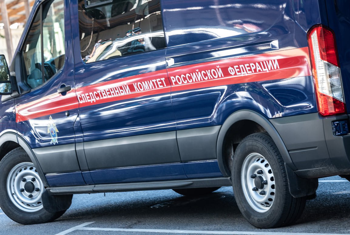 Уголовное дело возбудили в Ленобласти после смерти подростка в санатории В Волховском районе Ленинградской области возбуждено уголовное дело по факту гибели подростка в медицинском оздоровительном учреждении. В происшествии нашли признаки статьи о причинении смерти по неосторожности вследствие ненадлежащего исполнения профессиональных обязанностей. По данным СУ СКР по региону, скончался несовершеннолетний 2012 года рождения во время лечения в санатории. Сотрудники ведомства ведут следствие для установления всех обстоятельств гибели. «Принимаются меры к установлению причин и условий, способствовавших произошедшему»,— добавили в управлении. Фото: Олег Харсеев, Коммерсантъ