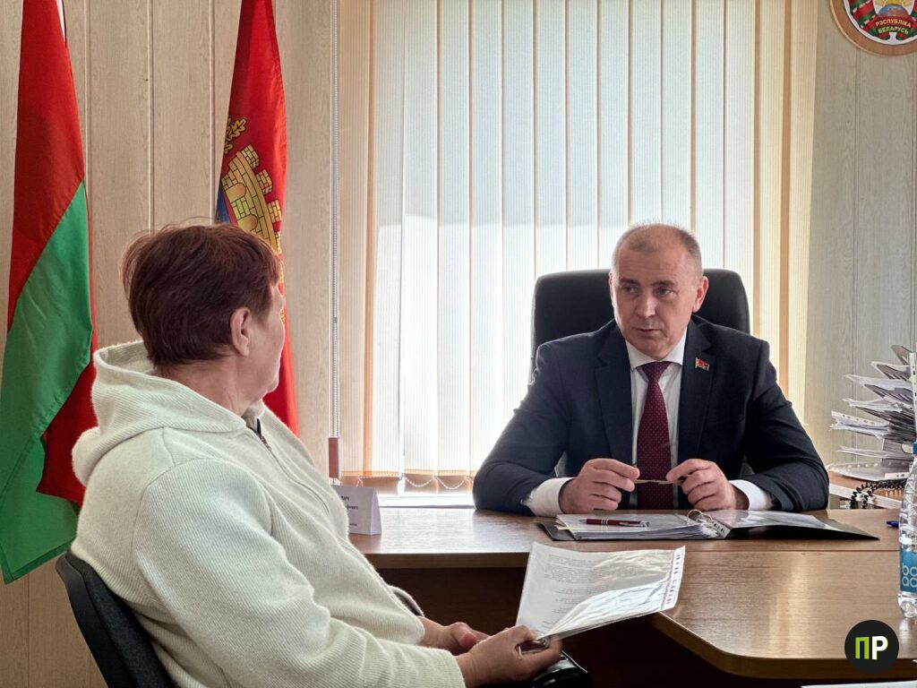 Заборы убирают, проблемы остаются: жительница Юзуфово пожаловалась главе района 14 мая председатель Минского райисполкома Владимир Юргевич провел выездной прием граждан в Юзуфово. К нему за помощью в этот день обратились 15 человек, среди них была и Татьяна Ляхнович. – Я живу в пятиквартирном доме в Юзуфово. У нас сняли забор и никто не собирается устанавливать новый почему-то. Другим жителям улицы Юбилейной демонтировали старый и уже готовят основание под новый, а мы чем хуже? – поинтересовалась заявительница Татьяна Валентиновна. Как отметил глава Минского района, решение о демонтаже ограждений по данной улице было принято лично ним. – Данную работу мы проводим не только здесь, в Юзуфово, а по всему району. Хотим открыть архитектуру жилых домов, – сказал Владимир Юргевич. Жительница агрогородка попросила пересмотреть решение, принятое главой района. Владимир Юргевич выехал на место #Юзуфово