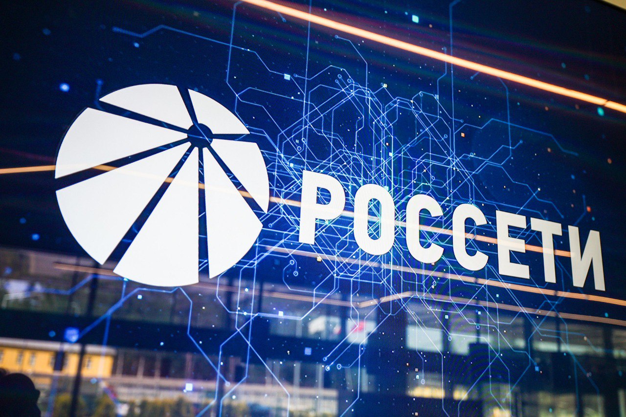 Просто факт: Россетям нужно семь лет для перехода на наш софт Госкомпания Россети будет вынуждена использовать иностранное нелицензионное программное обеспечение до его полного «износа». Об этом было заявлено на ЦИПР-2025. ЧТО ТАК? Причина – в больших финансовых издержках, которые возникают при переходе на отечественное ПО. Поскольку Россети работают по установленным тарифам, которые компания не может поменять, она не в состоянии выделить достаточно средств на импортозамещение. В переводе на русский: переход на наше ПО настолько дорогостоящий процесс, что компания будет ждать полной амортизации импортного, а это еще пять-семь лет. Примерно такая же картина в других крупных госкомпаниях. КАК ДОЛЖНО БЫЛО БЫТЬ Согласно указу президента от 30 марта 2022 года, объекты критической информационной инфраструктуры должны были быть полностью переведены на отечественный софт до 1 января 2025 года. Теперь же во многих компаниях всё «сдвигается вправо» настолько, что процесс будет завершен только к 2030 году – и то, не полностью.