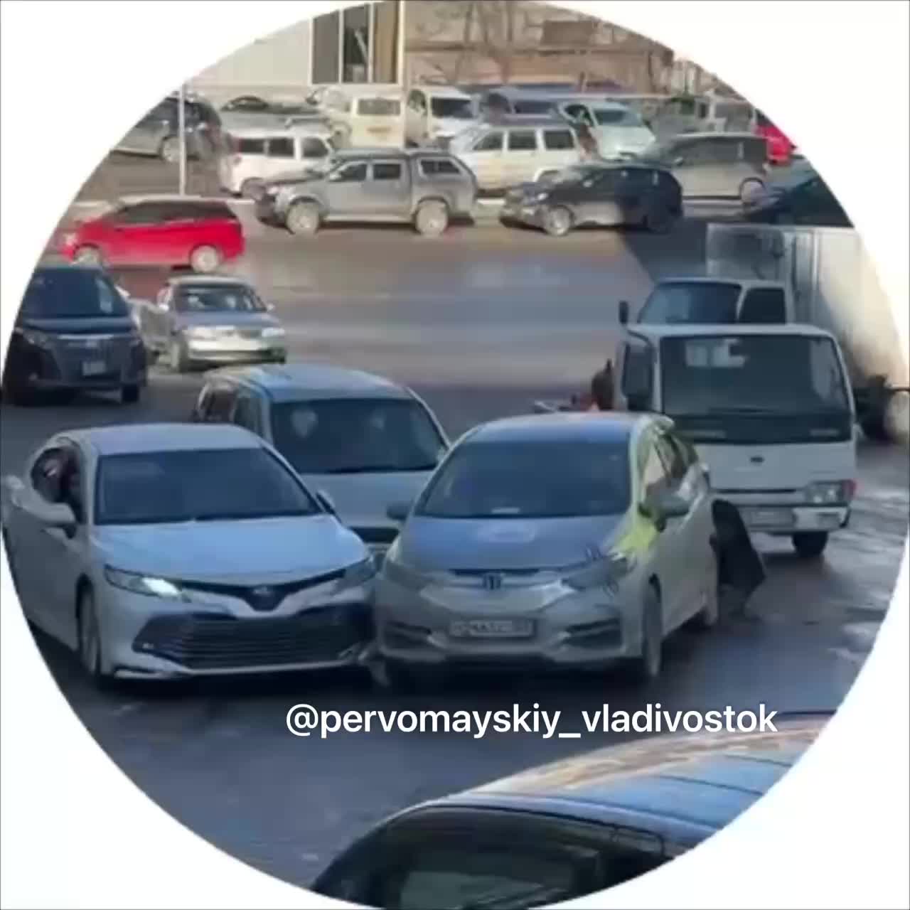 Столкновение автомобилей во Владивостоке: мусоровоз не справился с управлением