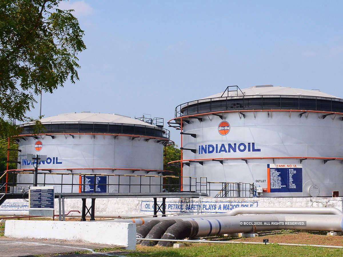 Индийская государственная нефтеперерабатывающая компания Indian Oil Corp планирует закупить российские партии нефти ВСТО и Сокол с поставкой в начале следующего года В тендерной документации доступной для Bloomberg указано что компания также рассматривает предложения по низкосернистым сортам нефти из Западной Африки и США но при этом сохраняет традиционный интерес к поставкам с Дальнего Востока России nul1biz