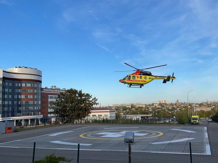 Летающая скорая уже помогла двум жителям Волгоградской области В Волгоградской области вертолет санитарной авиации уже совершил два вылета в новом году Как рассказали Волжский ру в комитете здравоохранения оба выполнили в первый же день года Из детской городской больницы Камышина в больницу 25 эвакуировали ребенка с термическим ожогом Из Старополтавского района с острым инфарктом миокарда в кардиологический центр доставили мужчину 42 лет Обоим пациентам сейчас оказывают всю необходимую помощь Добавим в прошлом году вертолетом эвакуировали 378 пациентов в том числе 66 детей шестерым из которых меньше одного года Подробнее на Волжский ру   www volzsky ru index php wx 16 wx2 82472 ВолжскийРу волжский vlz