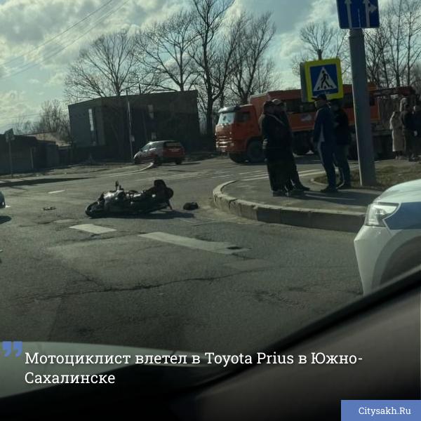 На улице Украинская столкнулись автомобиль Toyota Prius и мотоцикл. По предварительной информации, водитель иномарки при повороте не уступил дорогу мотоциклисту, что привело к ДТП. citysakh.ru/news/118936