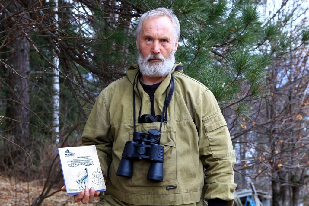 19 февраля День орнитолога в России Сегодня свой профессиональный праздник отмечают люди посвятившие жизнь изучению птиц История наблюдений за пернатыми на Алтае насчитывает более ста лет от первых коллекционных сборов начала XX века для Берлинского музея до современных научных трудов В Алтайском заповеднике изучение авифауны имеет глубокие традиции С 1930 х годов свой вклад внесли С С Фолитарек Г П Дементьев Г Д Дулькейт а позже Э А Ирисов Ю С Равкин и многие другие исследователи Уже более 45 лет это дело продолжает орнитолог Олег Борисович Митрофанов Благодаря его работе с 1990 по 2024 год было обследовано более 70 территории заповедника в разные сезоны Результатом многолетних исследований стали монографии Аннотированный список птиц Алтайского заповедника Неворобьиные 2022 и Воробьеобразные 2023 Общий список птиц заповедника сегодня насчитывает 339 видов а число опубликованных статей об орнитофауне превысило 265 Фото А Лотов Больше информации на нашем канале в MAX