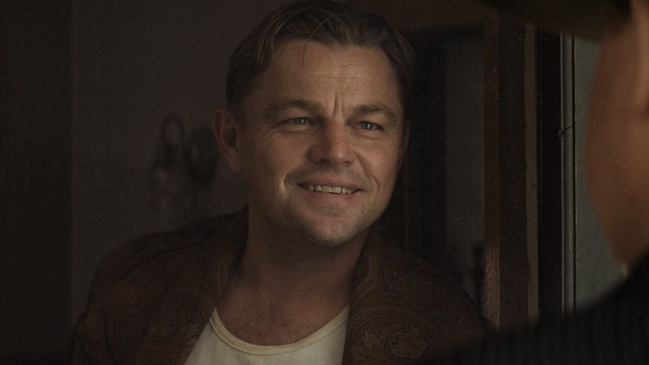 Леонардо Ди Каприо обеспокоен будущим кинопроката В недавнем интервью звезда Титаника задался вопросом сохранился ли у людей интерес к кинотеатрам Все меняется с молниеносной скоростью Мы наблюдаем огромные перемены Сначала документальные фильмы исчезли из кинотеатров Теперь драмы получают ограниченное время показа и люди ждут возможности посмотреть их на стриминговых платформах Я не знаю что будет дальше говорит Ди Каприо Он также раскритиковал использование ИИ в кино заявив что эта технология неспособна заменить человека и следовательно не может считаться подлинным искусством Искусственный интеллект может стать инструментом для молодого режиссера позволяющим создавать нечто совершенно новое Я думаю что все что по настоящему считается искусством должно исходить от человека отмечает актер Больше новостей в Daily News