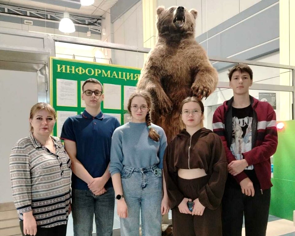 Чукотские старшеклассники примут участие в гуманитарной телеолимпиаде в Москве Съемки четвертьфинала Умниц и умников пройдут в Останкино с 13 по 15 ноября Впервые округ представит четыре одиннадцатиклассника На одной из трех дорожек будет играть победитель регионального этапа Мария Коломыцева из Средней школы 1 Анадыря Участники из Анадыря Артур Селезнев Надежда Королькова и старшеклассник из национального села Лорино Чукотского района Исмаил Гаджиагаев будут отвечать на вопросы из зрительного зала Традиционно мы отправляемся в Москву чуть раньше чтобы продолжить подготовку Нам всегда помогает Государственная историческая публичная библиотека России В этом году сотрудники учреждения подготовили для нас 64 книги В основном это редкая еще не оцифрованная литература которой нет в свободном доступе Но к сожалению погода внесла свои коррективы и рейс задержали С минувшего четверга мы находимся в гостинице Норд Но время не теряем повторяем материал рассказала заместитель директора по учебно воспитательной работе СОШ 1 Анадыря Татьяна Напалкова  ЧИТАТЬ ПОЛНОСТЬЮ СОШ1 Образование Олимпиада Чукотка Информагентство Чукотка ПОДПИСАТЬСЯ  ПОДДЕРЖАТЬ ГОЛОСОМ