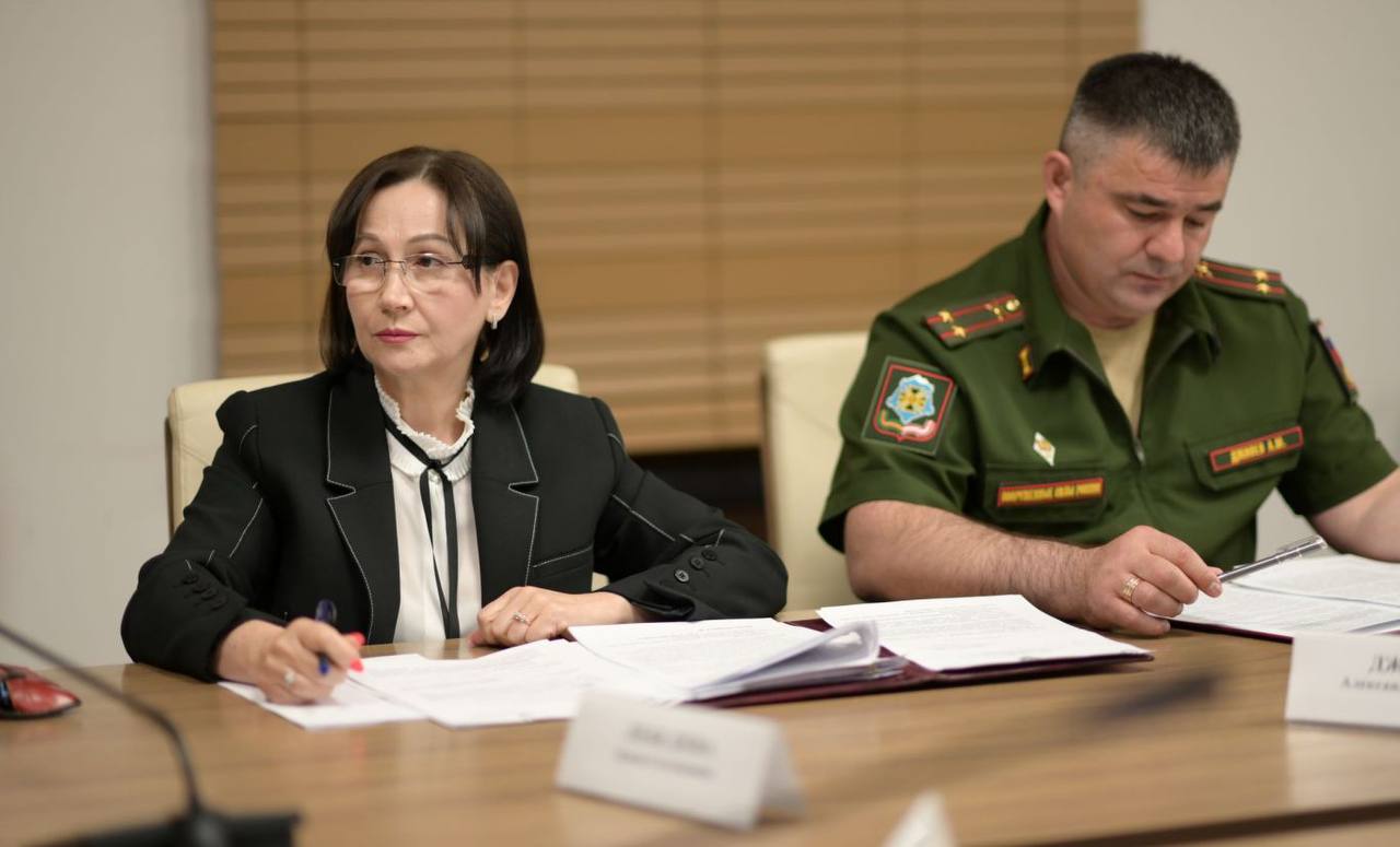 Сергей Меняйло провел заседание Антинаркотической комиссии Среди рассмотренных вопросов – взаимодействие воинских подразделений, расположенных на территории республики, с правоохранительными органами и органами исполнительной власти по противодействию незаконному обороту наркотиков и профилактике наркомании, работа с молодежью, а также пресечение правонарушений, связанных с реализацией аптечными организациями сильнодействующих препаратов. Подробнее читайте на нашем сайте. #alaniagov #севернаяосетия #алания #главарсоа