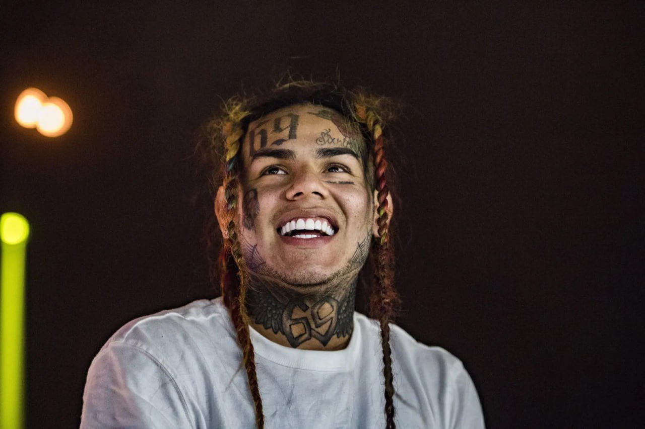 Концерт американского рэпера Tekashi 6IX9INE в Москве не состоится. Назначенный на 19 октября лайв перенесли. Причина уважительная — селеба забыл заплатить налоги.   Как стало известно Mash, артист подался на визу, и бюрократы узнали: в казну не уплочено. Король флоу послушно перевёл деньги налоговикам, но тут на США обрушился ураган "Милтон", ведомства закрылись. Паспорт рэпера так и остался на оформлении.  Итог — никакой визы в срок и перенос 6 концертов, среди которых шоу в Дубае, Франкфурте и Москве. Ближайшая свободная дата площадки — 21 декабря. Если, конечно, Текаши порешает все вопросики.