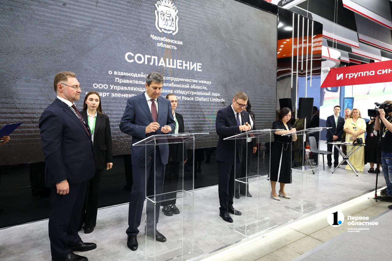 На Южном Урале появится кластер промышленных предприятий Трехсторонний меморандум об этом подписан на стенде Челябинской области в первый день Иннопрома-2025. Договор подписали губернатор Алексей Текслер, директор компании «Смарт Элемент» Дмитрий Говоров и президент CM Peace Dalian Limited Китай Цзи Чуньхуэй. В рамках кластера планируется построить медеплавильный завод производительностью 430 тыс. т нового поколения катодной меди в год, завод по производству ферросплавов 500 тыс. т в год, собственную ж/д станцию, современный логистический центр, а также газовую электростанцию и систему солнечной генерации для работы кластера. «Этот меморандум – важное событие для российской промышленности … закладка фундамента принципиально новой модели промпроизводства, яркий пример того, как инновации, эффективное сотрудничество и внимание к экологической безопасности могут трансформировать промышленный ландшафт и повысить качество жизни людей», – отметил Алексей Текслер. / Прислать новость