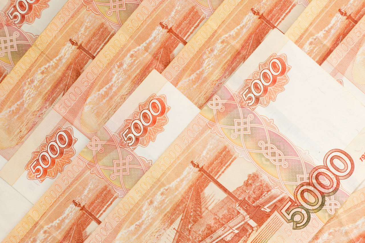 Более 150 млн рублей похитила ОПГ из племколхоза в Новоалександровске  Шесть лет руководитель и работники одного из местных племколхозов организованно заставляли других сотрудников брать на себя фейковые займы. Документы оформлялись так, будто деньги им выдаются из бюджета предприятия, хотя до самих «заёмщиков» ничего так и не доходило. Все финансы получал главбух,  убеждая остальных, что они идут на зарплату. Краденое злоумышленники тратили на покупку личных авто и недвижимости. Они прибирали к рукам даже выращенную в хозяйстве продукцию.  Общая сумма ущерба племколхозу составила более 150 млн рублей. Глава предприятия получил восемь с половиной лет исправительной колонии. Остальным членам ОПГ вынесли приговоры ранее, сообщили в прокуратуре Ставрополья.  В курсе   Новости Ставрополья   предложить новость