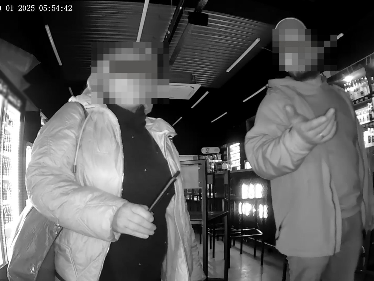 Пусть мама услышит 30 летний новосибирец позвал на разборки мать из за изгнания из бара В Новосибирске 30 летний ловелас привел свою мать в бар на разборки после того как его выпроводили Об этом сообщили в АБ Гвардия 2 октября Инцидент произошел в Ленинском районе В баре с одной посетительницей пытались познакомиться мужчины Дважды ГБРовцам пришлось выпроваживать назойливых ухажёров Однако один из них мужчина лет 30 не смирился с этим и нажаловался своей маме на охранников После пенсионерка вместе со своим сыном пошла разбираться с сотрудниками бара Объяснения охранников что ее ребенок доставлял сильные неудобства посетительнице никак не успокоили материнскую обиду Мама любящая сына самой мощной самой беззаветной и искренней любовью объяснениям охранников не поверила и вызвала в бар ещё и наряд полиции По приезду правоохранителей уже немного протрезвевший к тому времени сын ловелас решил отказаться от каких либо претензий к сотрудникам Агентства Безопасности ГВАРДИЯ и окончательно успокоившись направился домой рассказали охранники