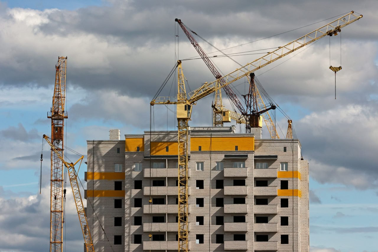 Губернатор Георгий Филимонов благоустройство и строительство приводной ремень развития региона На оперативном совещании губернатор Вологодской области Георгий Филимонов отметил ключевую роль строительной отрасли и сферы благоустройства в формировании точек роста для региона По словам главы региона эти направления служат приводным ремнём развития влияя сразу на несколько сфер социальную экономическую и туристическую Масштабные программы обновления инфраструктуры создание комфортной городской среды и реализация крупных проектов формируют новые возможности для развития территорий и улучшения качества жизни жителей Губернатор подчеркнул что системная работа в этих направлениях позволяет укреплять инвестиционную привлекательность Вологодчины и создавать условия для устойчивого роста Правительство Вологодской области Telegram MAX
