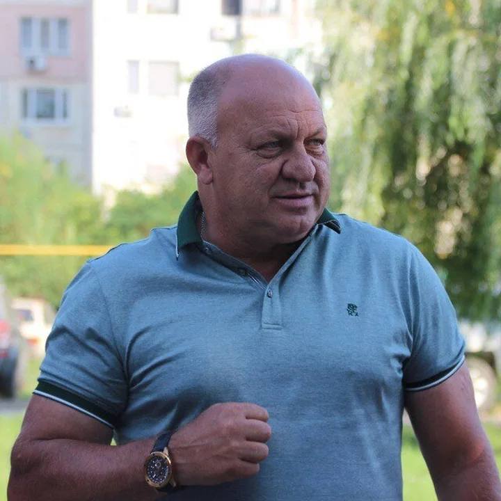 Экс-мэр Керчи Святослав Брусаков задержан по подозрению в превышении полномочий. Об этом сообщили РИА Новости со ссылкой на источник в правоохранительных органах республики Крым. Также сообщается, что по решению суда господина Брусакова арестовали на два месяца. По сведениям источника агентства в правоохранительных органах бывший глава администрации Керчи подозревается в превышении полномочий при распоряжении землей муниципалитета. Фото: Telegram-канал Святослава Брусакова Подписывайтесь на «Ъ-Кубань-Черноморье