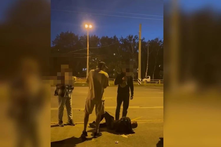 В Тольятти неадекват чуть не изнасиловал девочку. Его вовремя остановили прохожие Все случилось вечером 4 июля в Автозаводском районе. Рядом с рынком 11-го квартала мужчина напал на ребенка и пытался изнасиловать. Со слов очевидцев, мужчина был пьян. Он накинулся на школьницу и начал снимать с нее одежду. Девочка смогла вырваться из лап мужчины и стала звать на помощь. К девочке бросились несколько мужчин и женщина с собакой, сообщает «Происшествия Тольятти ЧП, ДТП ». Они скрутили нападавшего. Вскоре неадеквата, как говорят очевидцы, передали полиции. Проводится проверка. Неравнодушным прохожим - наше уважение! -