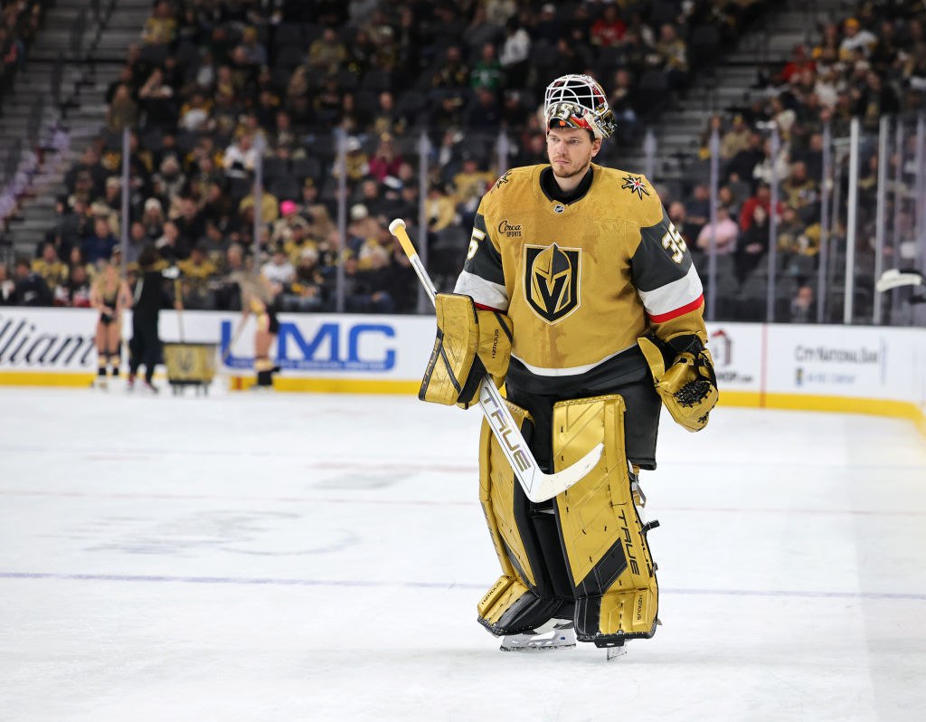 Российский голкипер перешел в худший клуб КХЛ после шести сезонов в НХЛ Российский голкипер Илья Самсонов подписал контракт с Сочи Об этом ТАСС сообщил агент хоккеиста Сергей Исаков Срок соглашения с 28 летним вратарем составил один сезон Ранее права на Самсонова в КХЛ принадлежали магнитогорскому Металлургу Права на Самсонова перешли к Сочи С ним заключен контракт до конца сезона сказал Исаков С 2018 года Самсонов играл в Северной Америке В НХЛ он выступал за Вашингтон Кэпиталз Торонто Мейпл Лифс и Вегас Голден Найтс всего провел в лиге шесть сезонов и 200 матчей 118 побед пропуская в среднем 2 77 шайбы и отражая 90 2 бросков Самсонов является воспитанником Металлурга с командой он стал обладателем Кубка Гагарина в сезоне 2015 16 В нынешнем сезоне Фонбет КХЛ Сочи набрал только 10 очков в 18 матчах и занимает последнее место во всей лиге Getty Images Подписаться на РБК Спорт