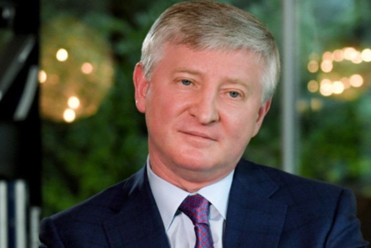 Апелляционный суд Парижа отменил арбитражное решение о юрисдикции трибунала по инвестиционному спору украинского миллиардера Рината Ахметова Investio LLC против Российской Федерации Как пишет Global Arbitration Review речь идёт не о присуждении компенсации а именно о решении по юрисдикции которое является ключевым процессуальным этапом инвестиционного арбитража Что важно знать Суд пришёл к выводу что председатель арбитражного трибунала был назначен с нарушениями а также что его публичная активность включая социальные сети и публичное заявление юридической фирмы с которой он связан могли создать обоснованные сомнения в его беспристрастности Этого оказалось достаточно для полной отмены арбитражного решения Иск был инициирован в рамках UNCITRAL арбитража при административной поддержке Permanent Court of Arbitration PCA Case No 2019 34 на основании Соглашения о защите инвестиций между Украиной и Россией 1998 года Требования связаны с утратой активов в контексте событий на территории Украины Процессуальная история дела осложнена тем что состав трибунала пересобирался несколько раз а вопросы назначения и статуса арбитров уже ранее становились предметом судебных разбирательств во Франции Анонимный Молотников Читайте нас в MAX