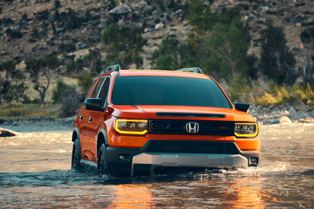 Прибыль Honda за I квартал упала вдвое, но компания улучшила прогноз на весь год  Операционная прибыль компании Honda за I квартал года сократилась на 125 миллиардов йен, то есть на 50%. Одной из основных причин этого стала новая политика США в отношении импорта, пишет Reuters.  При этом в Honda заявили, что влияние пошлин оказалось не таким сильным, как предполагалось изначально. Поэтому прогноз на год улучшен: вместо убытка в 600 миллиардов йен Honda теперь ожидает потерять «всего» 450 миллиардов. Оптимизм основан в том числе на предстоящем снижении пошлины на импортируемые японские товары в США.