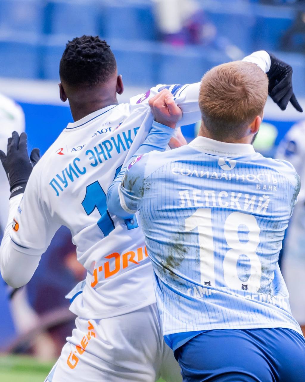 Петербургский Зенит сыграл вничью с самарскими Крыльями Советов в матче 15 го тура чемпионата России по футболу Встреча состоялась в Самаре и завершилась со счетом 1 1 На 50 й минуте гол забил игрок Крыльев Советов Фернандо Констанца петербуржцы ответили уже на 56 й минуте со штрафного отличился Максим Глушенков После игры в Самаре Зенит занимает 3 е месте в турнирной таблице РПЛ команда набрала 30 очков Петербуржцев опережает московский ЦСКА и Краснодар Крылья Советов занимают 13 е место в их активе 14 очков Зенит Подписаться на DP RU