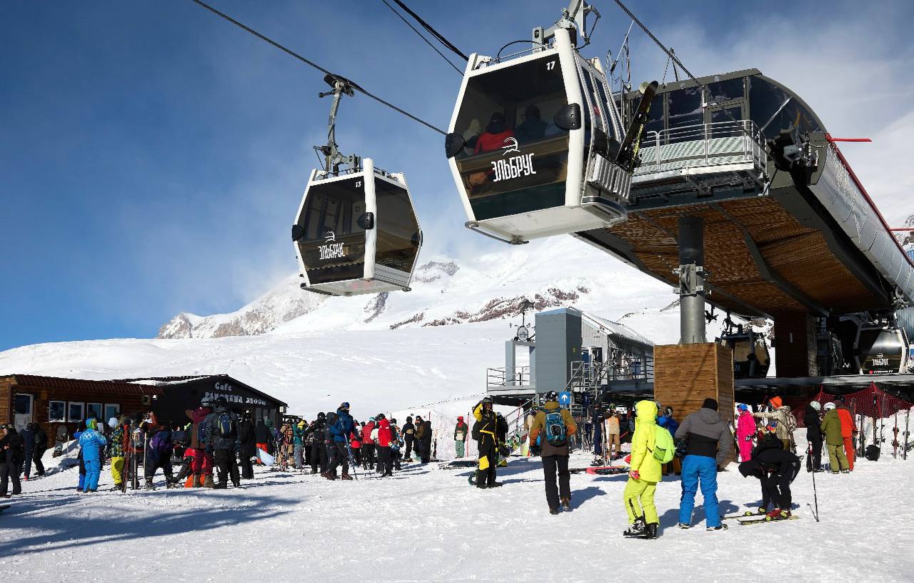 На Эльбрусе отметят открытие горнолыжного сезона На самом высокогорном курорте страны с 4 по 7 декабря пройдет празднование открытия всероссийского горнолыжного сезона горнолыжный сезон на Эльбрусе уже стартовал 1 ноября Гостей ожидают спортивные и развлекательные мероприятия на различных площадках курорта расположенных на высотах от 2200 до 4000 метров над уровнем моря сообщает Кавказ РФ Подробнее здесь