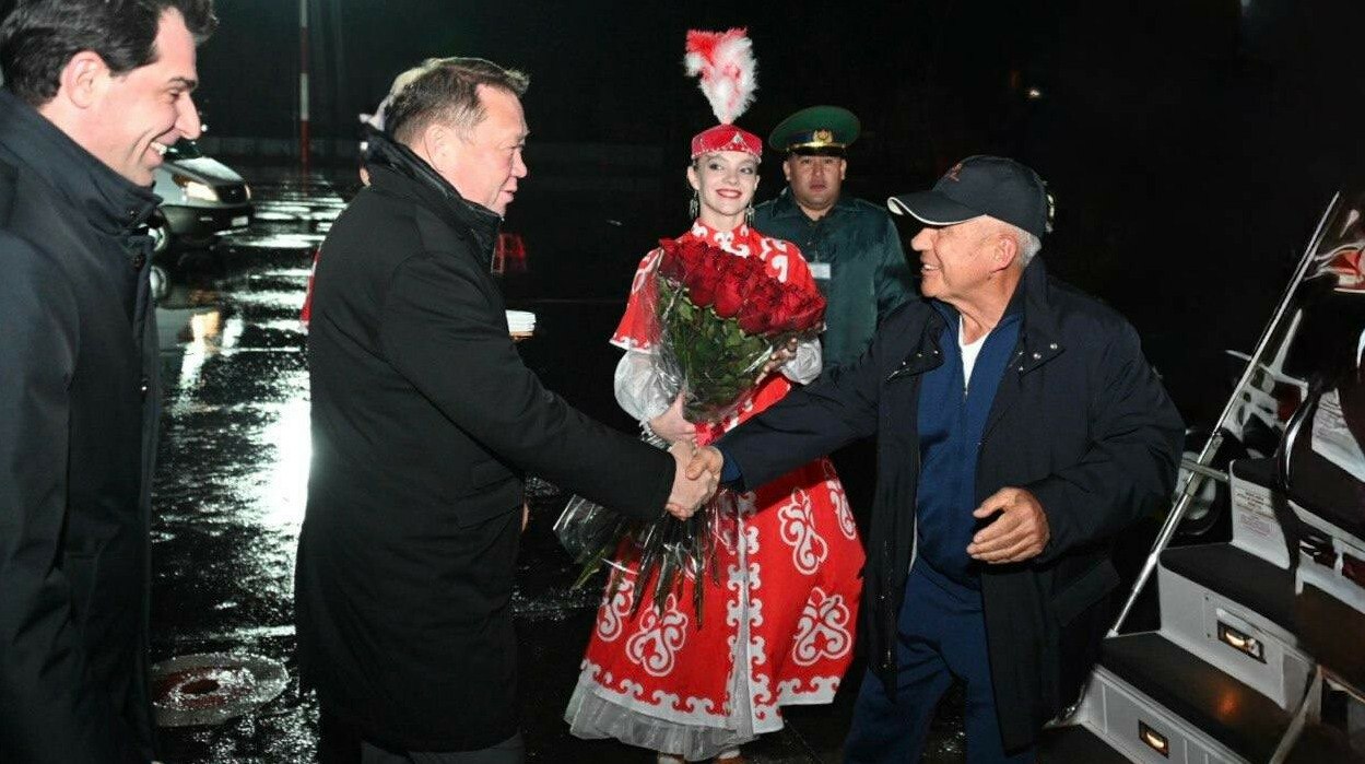 Глава Татарстана Рустам Минниханов прибыл в Казахстан с рабочим визитом Президент Татарстана Рустам Минниханов прибыл в Казахстан для проведения рабочих встреч в нескольких городах передает ArbatMedia Информацию о визите главы республики подтвердила его пресс секретарь Лилия Галимова в телеграм канале Пока вы отдыхаете после сложного рабочего дня и наверняка планируете вечер пятницы Рустам Минниханов уже прилетел в Казахстан и планирует завтра провести встречи сразу в нескольких городах написала Галимова Предыдущий визит Минниханова в Казахстан состоялся в сентябре 2024 года Тогда глава Татарстана приехал в столицу для участия в торжественной церемонии открытия Всемирных игр кочевников В рамках той поездки 8 сентября прошла встреча Минниханова с президентом Казахстана Касым Жомартом Токаевым Прислать новость