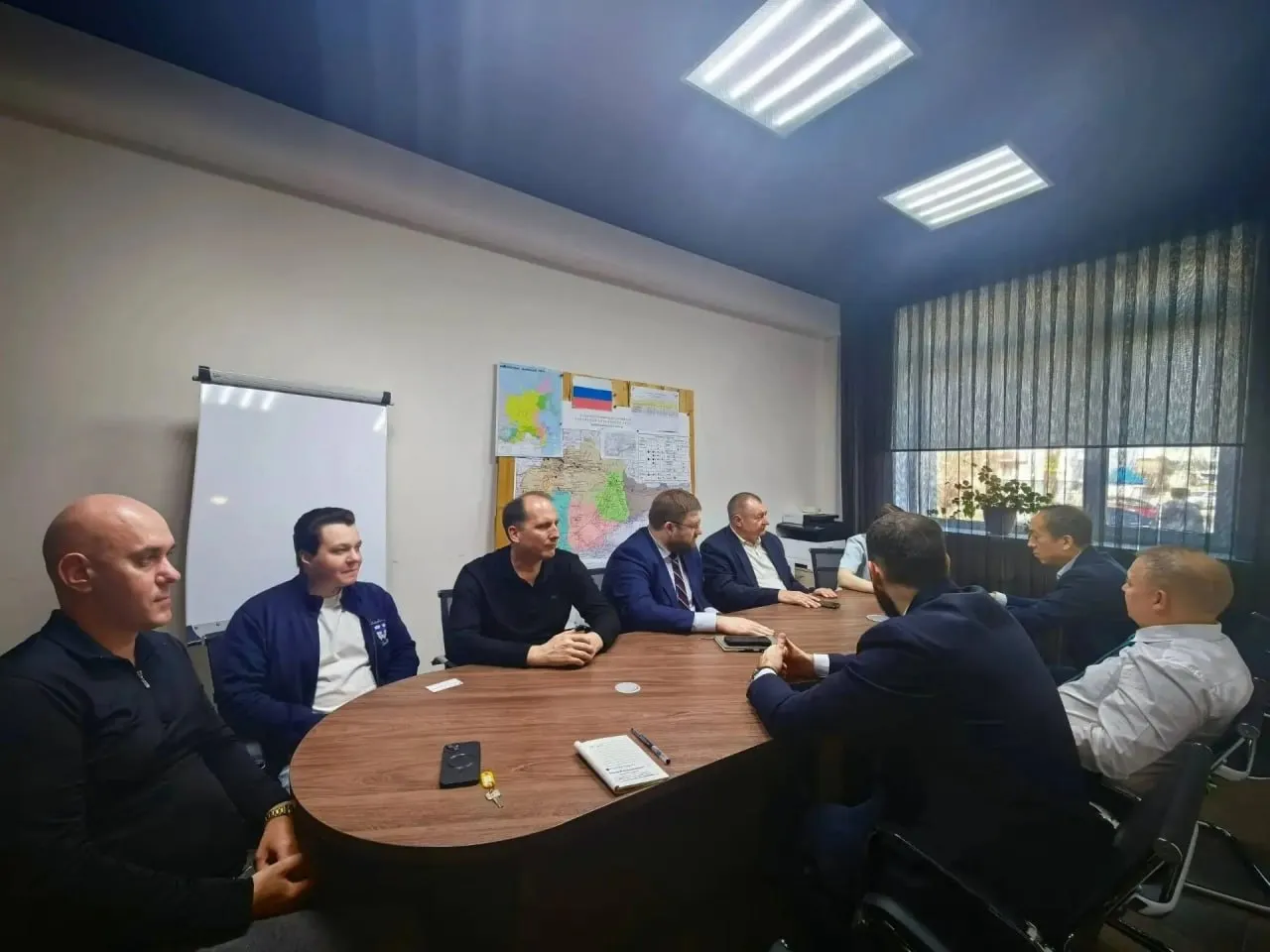 В ЕАО построят завод по выпуску органических удобрений Новый инвестиционный проект предполагает размещение в регионе производственных мощностей по глубокой переработке торфа и выпуску линейки инновационных удобрений для сельского хозяйства Значительные залежи торфа в ЕАО обнаружены в 1930 х годах По данным газеты Биробиджанская звезда от 17 января 1939 года пласты толщиной от 1 до 2 5 метров начинались всего в трёх километрах от Биробиджана Первая советская электростанция в Шатуре работала на торфе но этот ресурс так и не стал основным источником энергии Торф использовали для улучшения плодородия почв В ЕАО учтены 30 месторождений торфа В 2022 году был объявлен аукцион на разработку месторождения Джаварга с запасами более 12 млн тонн Строящееся производство с оборудованием российской разработки позволит перерабатывать торф сапропель отходы птицеводства и животноводства до 5 тонн готового продукта в час ЕАО Подписывайтесь на Недальний Восток в Max