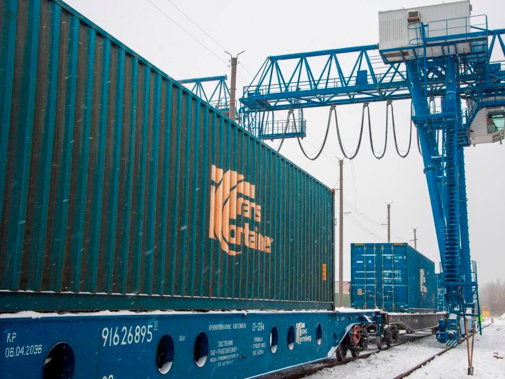 Грузим   перевозим   обрабатываем Обработка грузов на терминалах Горьковской железной дороги в январе 2026 года составила более 268 тыс тонн Лидерами являются станции Тихорецкая в Татарстане 29 6 тыс тонн Доскино в Нижегородской области 29 тыс тонн и Муром во Владимирской области 26 6 тыс тонн Терминально складской комплекс Горьковской магистрали оказывает услуги транспортного обслуживания погрузка и выгрузка широкой номенклатуры грузов хранение в крытых складах и на открытых площадках доставка автомобильным транспортом оформление перевозочных документов услуги очистки и промывки вагонов Для удобства клиентов разработан комплексный сервис ЦМ Экспедитор помогающий оптимально выстроить маршрут оформить документы погрузить закрепить и сопроводить груз В 2025 году на терминалах Горьковской железной дороги обработано свыше 4 6 млн тонн грузов