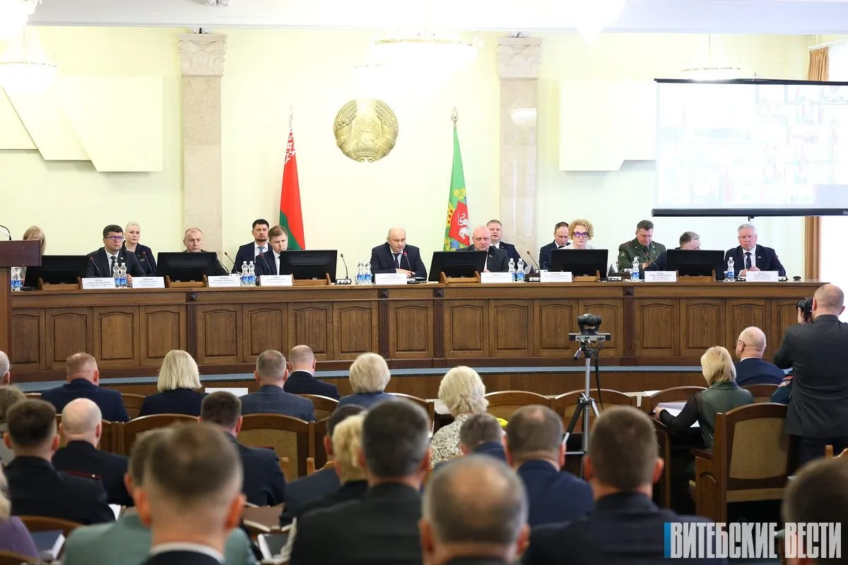 Спорт программа выполнена на и это не предел Начальник управления спорта и туризма Денис Фатеев сообщил что по госпрограмме Физическая культура и спорт за 2021 2025 годы все 9 показателей выполнены в полном объёме оценка эффективная В числе ключевых объектов Лепельский физкультурно оздоровительный комплекс введённый в 2024 году и пользующийся высоким спросом у населения новая трасса в Витебском государственном училище олимпийского резерва протяжённостью более 3 5 тыс метров для биатлонистов и лыжников а также отреконструированный тир в Витебске ставший основной базой подготовки стрелков Теперь новая программа на 2026 год В ней 10 целевых показателей которые уже довели до всех городов и районов Главное что ждет область по словам Дениса Фатеева это реконструкция модернизация и строительство 13 спортивных объектов Мы продолжаем выполнять поручения Президента по созданию ФОКов с бассейнами в каждом районном центре В Браславе планируем в этом году ввести в эксплуатацию физкультурно оздоровительный комплекс в Шарковщине начинаем строительство и при успешном финансировании в следующем году введем в эксплуатацию После этого будут реализовываться объекты в Бешенковичах и Дубровно рассказал Денис Фатеев Сайт TikTok VK Instagram YouTube ОК Стикерпак ВВ Чат бот Max